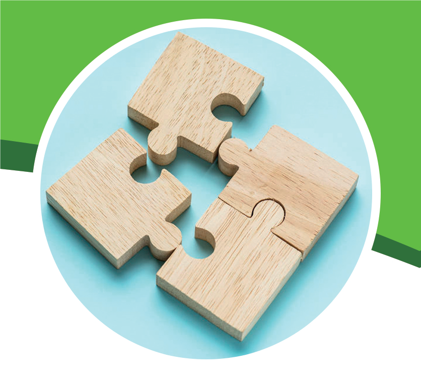 4 Holz-Puzzle-Teile vor blauem Hintergrund